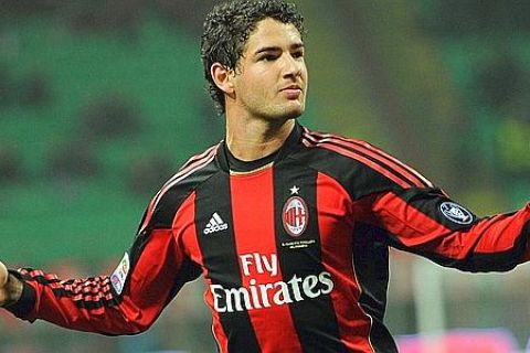 L'attaccante brasiliano del Milan, Alexander Pato, esulta dopo aver segnato il goal contro il Palermo durante la partita del campionato di Serie A, in una immagie del 10 novembre 2010 allo stadio Giuseppe Meazza di Milano.
ANSA/DANIEL DAL ZENNARO