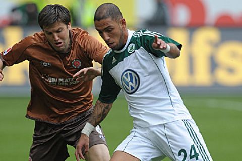 Fußball Bundesliga, 30. Spieltag, VfL Wolfsburg-FC St. Pauli am Samstag (16.04.2011) in der Volkswagen-Arena in Wolfsburg. Der Wolfsburger Ashkan Dejagah (r) und der St. Pauli Spieler Florian Bruns kämpfen um den Ball. Foto: Peter Steffen dpa/lni (Achtung Sperrfrist! Die DFL erlaubt die Weiterverwertung der Bilder im IPTV, Mobilfunk und durch sonstige neue Technologien erst zwei Stunden nach Spielende. Die Publikation und Weiterverwertung im Internet ist während des Spiels auf insgesamt sechs Bilder pro Spiel begrenzt.)