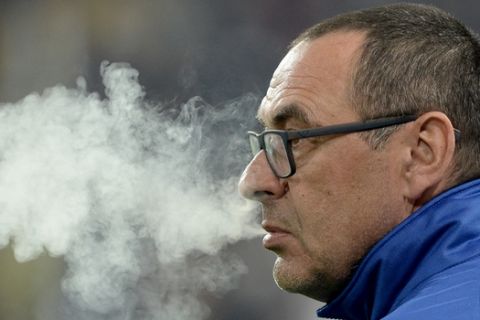 Empoli's coach Maurizio Sarri smokes during a Serie A soccer match between Juventus and Empoli at the Juventus stadium, in Turin, Italy, Saturday, April 4, 2015. (AP Photo/ Massimo Pinca)