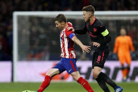 Atletico's Gabi, left, duels for the ball with Arsenal's Aaron Ramsey during the Europa League semifinal, second leg soccer match between Atletico Madrid and Arsenal at the Metropolitano stadium in Madrid, Spain, Thursday, May 3, 2018. (AP Photo/Francisco Seco)