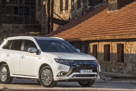 Στην Ελλάδα το Outlander PHEV