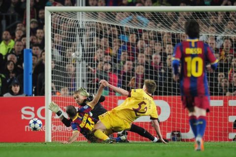 BARCELONA, SPAIN - MARCH 08:  Nicklas Bendtner of Arsenal is challenged by Javier Mascherano and goalkeeper Victor Valdes of Barcelona during the UEFA Champions League round of 16 second leg match between Barcelona and Arsenal at the Nou Camp Stadium on March 8, 2011 in Barcelona, Spain.  (Photo by Shaun Botterill/Getty Images)