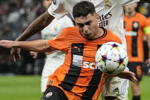 FILE - Shakhtar's Heorhiy Sudakov plays the ball during the Champions League group F soccer match between Real Madrid and Shakhtar Donetsk at the Santiago Bernabeu stadium in Madrid, Wednesday, Oct. 5, 2022. Ukrainian soccer star Heorhiy Sudakov is on course to achieve his dream of becoming one of the best players in Europe. His dream of returning home seems more distant. (AP Photo/Bernat Armangue, File)