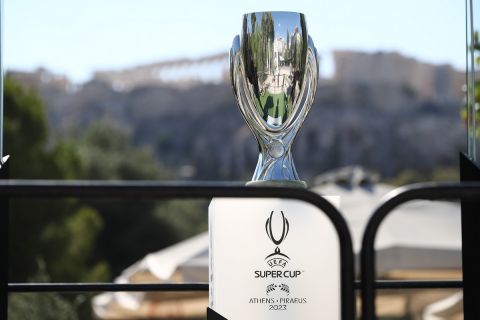 Το τρόπαιο του Super Cup με θέα την Ακρόπολη