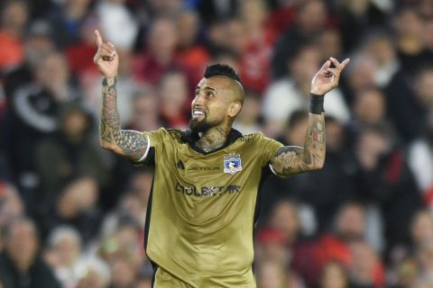 Arturo Vidal of Chile's Colo Colo gestures during a Copa Libertadores quarterfinal second leg soccer match against Argentina's River Plate at Monumental stadium in Buenos Aires, Argentina, Tuesday, Sept. 24, 2024. (AP Photo/Gustavo Garello)