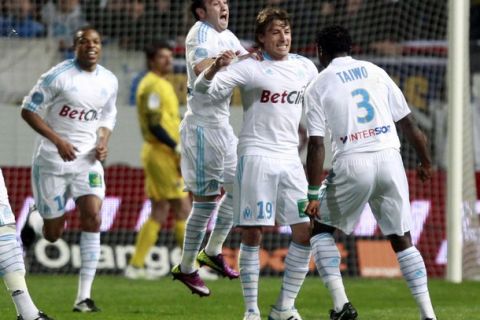 Olympique Marseille's Gabriel Heinze (C) celebrates with teammates after scoring  against Paris Saint Germain during their French Ligue 1 soccer match at the Velodrome stadium in Marseille March 20, 2011. REUTERS/Jean-Paul Pelissier  (FRANCE - Tags: SPORT SOCCER)