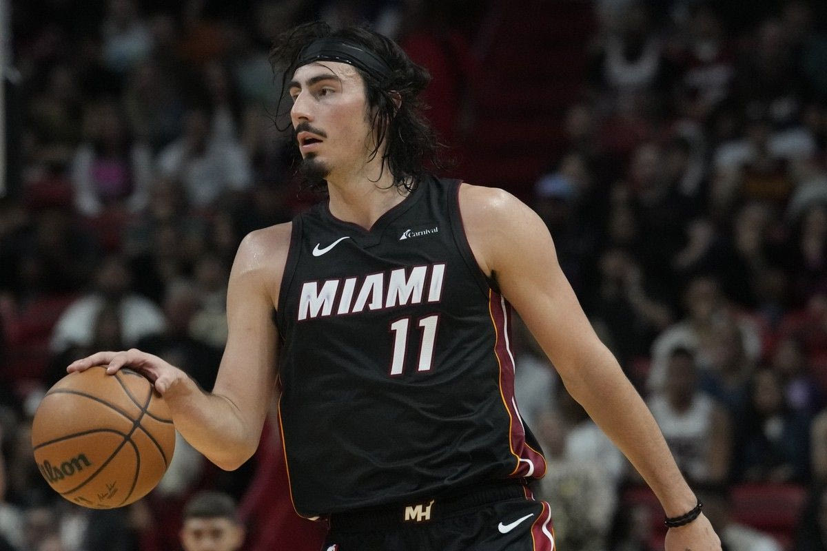 NBA: Οι Χιτ λύγισαν με 119-113 τους Σίξερς με σούπερ Γιάκεζ