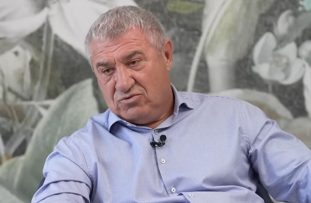 Ο αδερφός του Τζίτζι Μπεκάλι, Βίκτορ