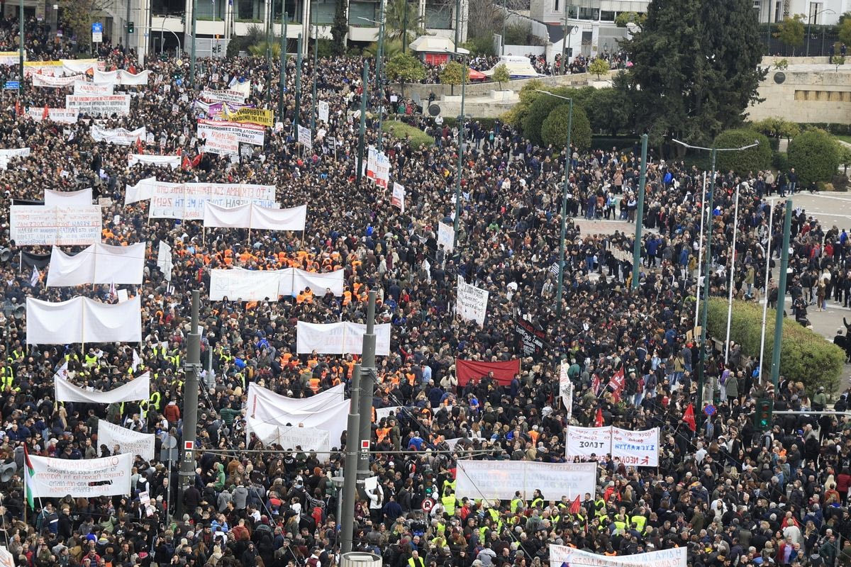 Συγκέντρωση στην πλατεία Συντάγματος για τη συμπλήρωση δύο χρόνων από την τραγωδία των Τεμπών