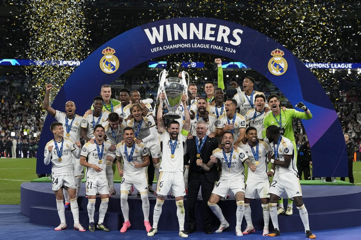 Η παίκτες της Ρεάλ σηκώνουν το τρόπαιο του Champions League